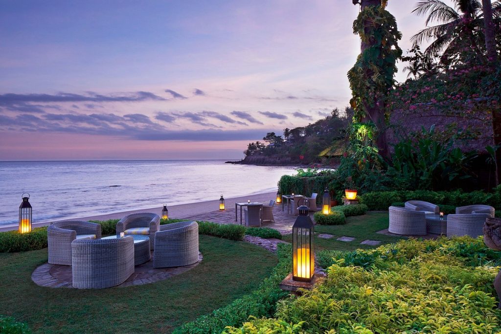 Discover the best Lombok restaurants with a view! Enjoy a stunning landscape while eating exquisite cuisine, and get you unforgettable dining experiences! - SENJA Lounge and Bar
