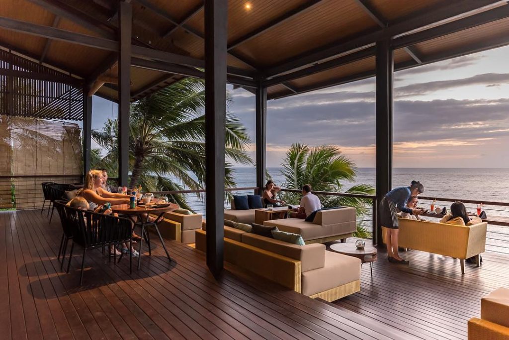 Discover the best Lombok restaurants with a view! Enjoy a stunning landscape while eating exquisite cuisine, and get you unforgettable dining experiences! - The Kliff Bistro