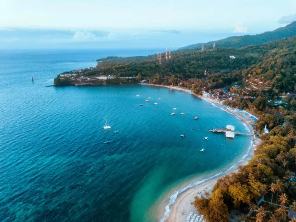 senggigi beach in Lombok, one of the best alternative holiday destination than Bali
